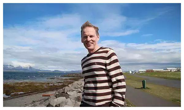 "" 我是嘉倩,目前定居冰岛,一名朝九晚五的普通上班族.