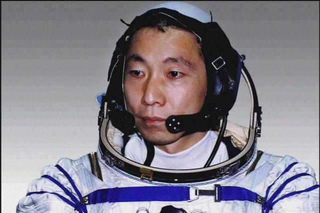 世界第一个登上月球的人是谁?中国进太空