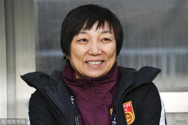 足协杯亚军球员脱下球衣卖烧烤:踢球因为喜欢