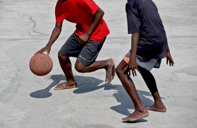 赤脚打球,是海地篮球的日常海地并不缺有运动天赋的少年,但是篮球土壤
