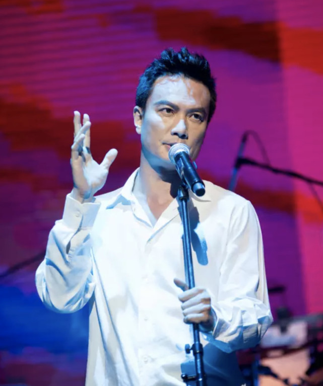 曾经的"钢琴王子"如今只能拄拐前行|李泉|范晓萱|音乐人