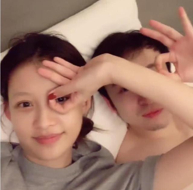 孙怡董子健夫妇深夜秀恩爱董子健还没睡醒被抓起来学爱心手势
