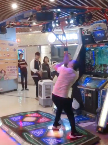 抖音跳舞机大叔火了,灵魂舞者,网友:跳这么好