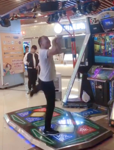 抖音跳舞机大叔火了,灵魂舞者,网友:跳这么好