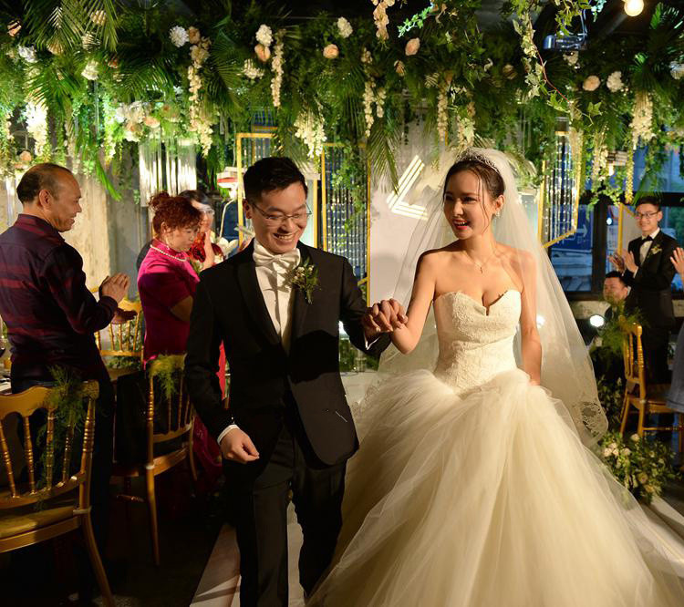 10月21日,pdd通过大司马的直播间发声力挺rng,他表示:rng其实是缺乏