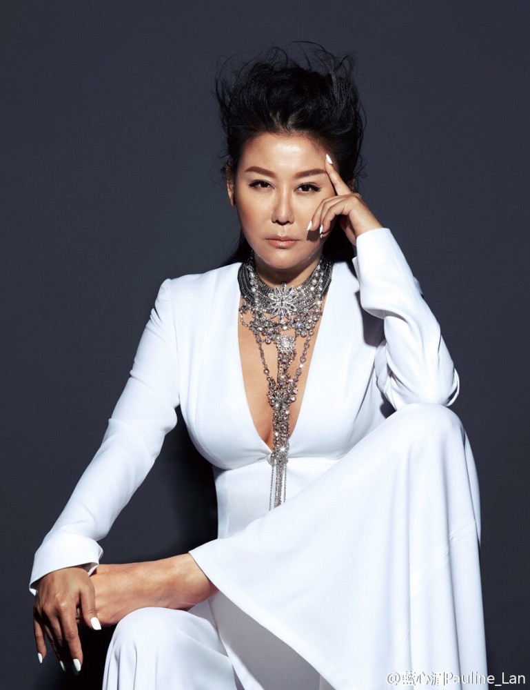 她身价上亿拥有8个干儿子每个都很出色却当众扇人脸网友狠人