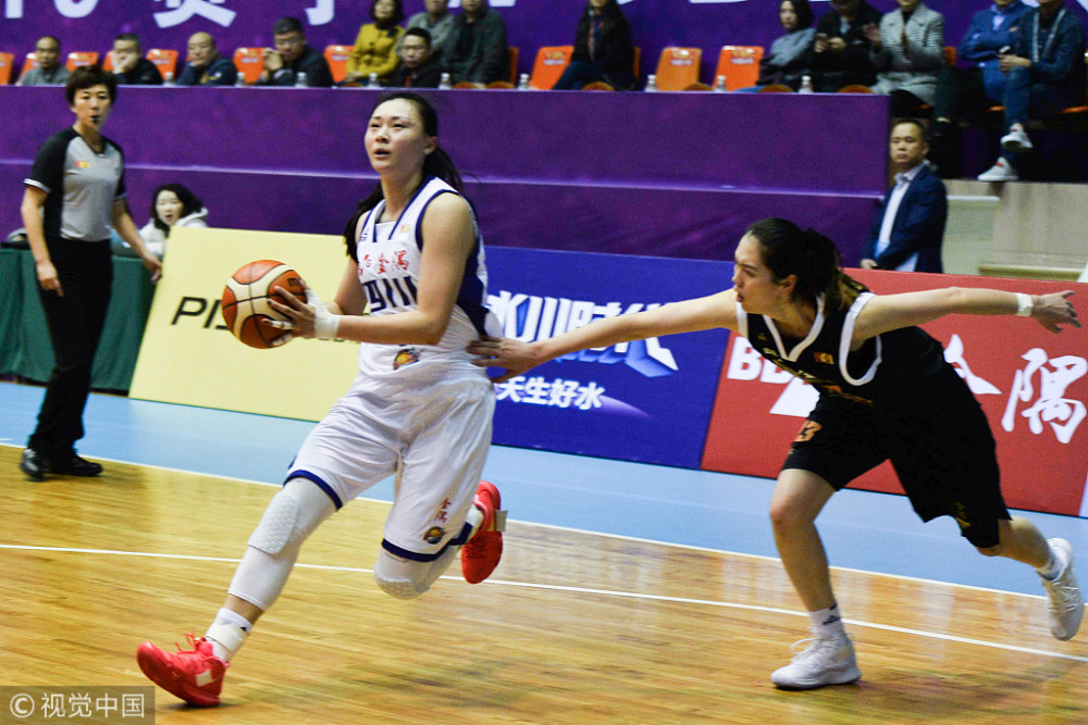赵雪同突破四川73-56伊川四川女篮上赛季排名第九,本赛季迎来了球队