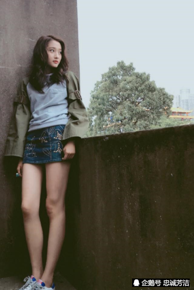 完全被关晓彤的紧身牛仔裤惊艳了网友还是腿好看