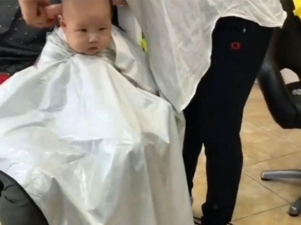 宝宝边照镜子边剃光头,眼看自己头发变少,欲哭