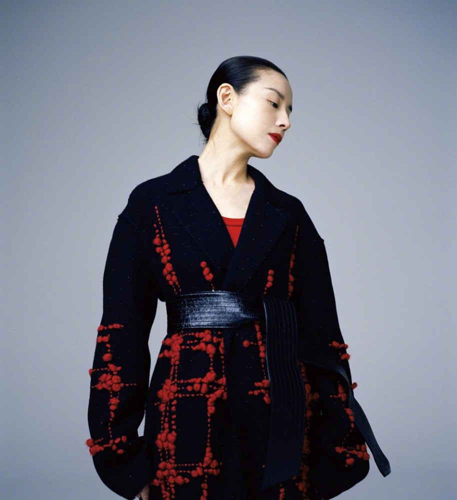 董洁扎低马尾穿百褶裙 少女感惊艳