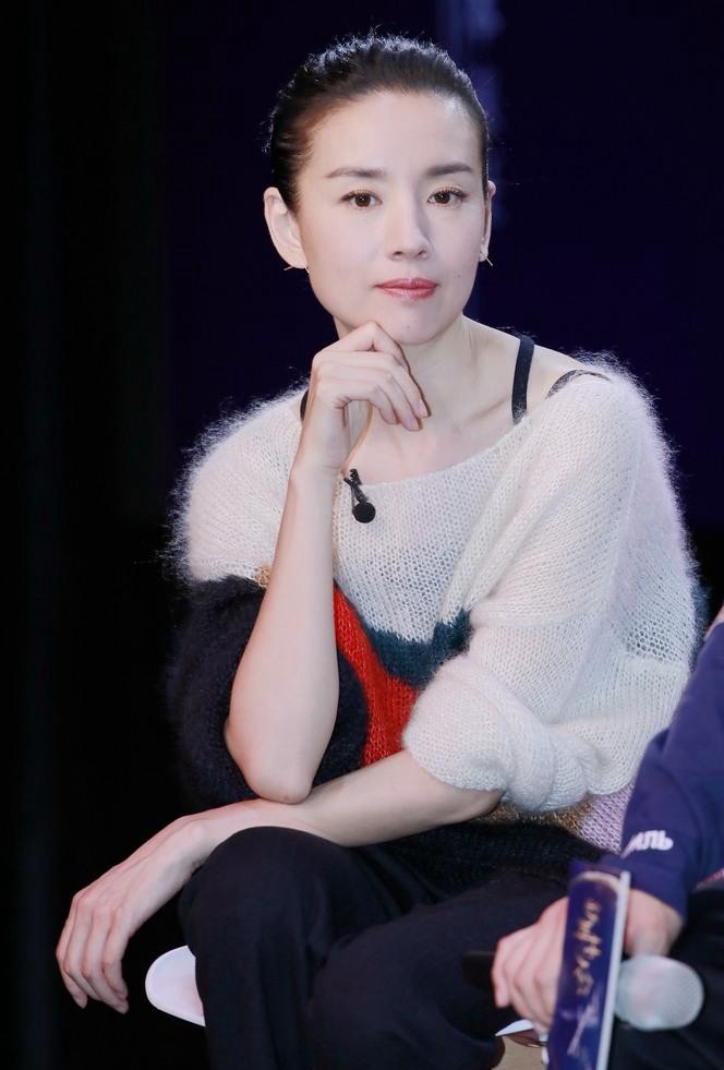 董洁扎低马尾穿百褶裙,少女感惊艳