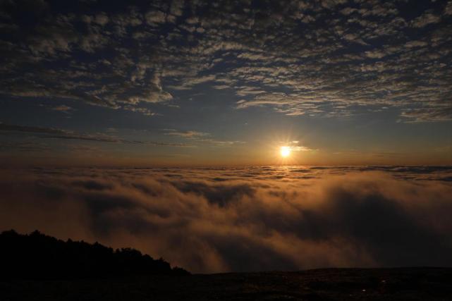 雨后放晴天岳幕阜山现云海惊涛 云海之上祝福中国母亲