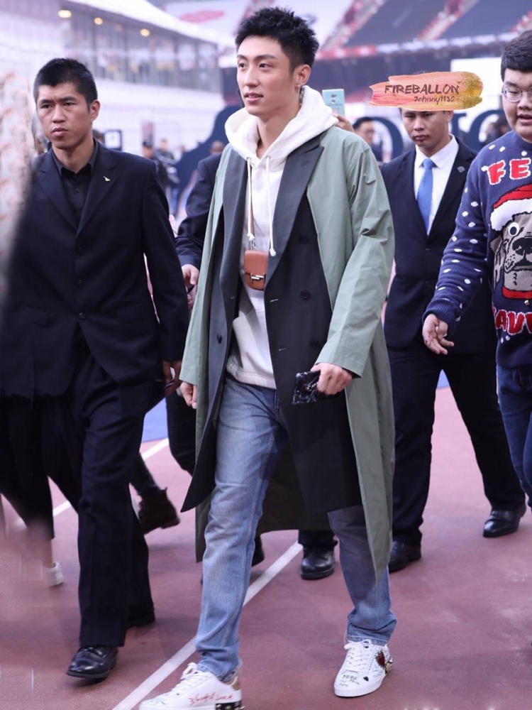 黄景瑜卫衣外面套假两件风衣,潮到起飞