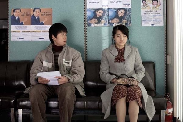 是一部韩国文艺片,也是对80年代的怀旧!