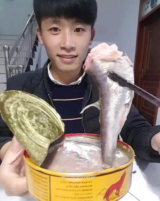 小哥直播挑战鲱鱼罐头吃的时候很诱人接下来的一幕却让人反胃