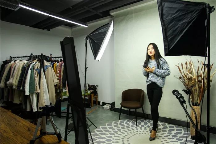 郑州服装女主播:站着播6小时 月薪四五千