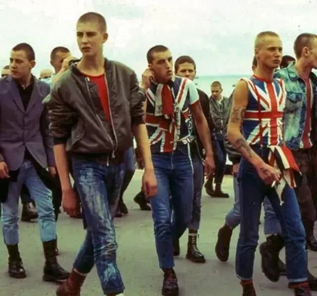 穿马丁靴的年轻人 浪荡叛逆不好惹 腾讯新闻