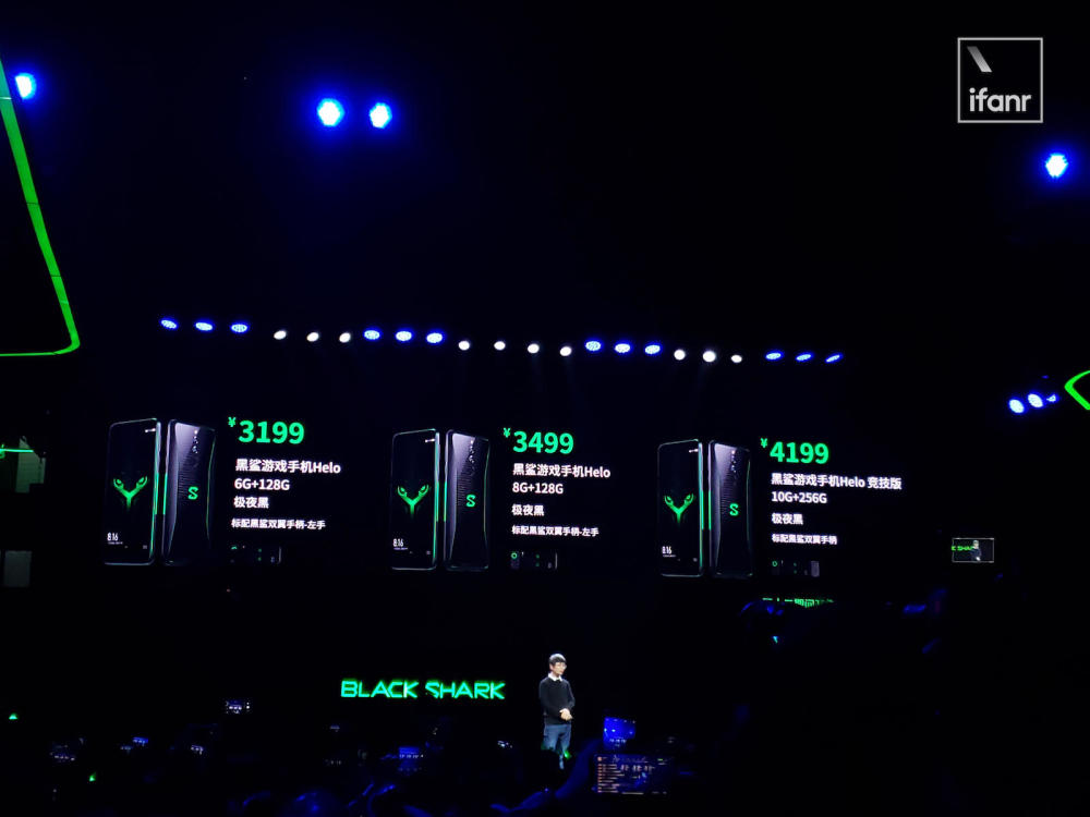 双手柄和风扇都有了,黑鲨 Helo 从完全体变成了