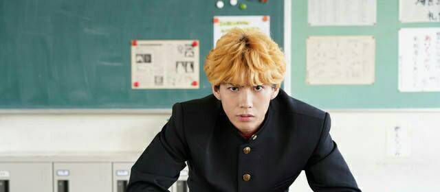 他看到了同为转校生的留着刺猬头的伊藤,两人都被吓到了——之前在