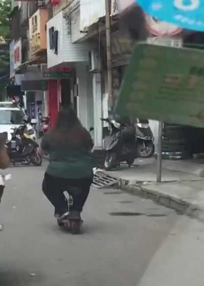 胖姐姐街头骑车意外走红 电车才是亮点 网友 真正的中国制造