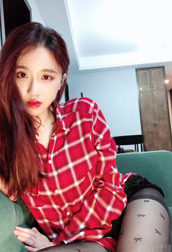 轩子巨2兔化身中华小厨娘,镜头位置引发热议,网友:真·巨二兔