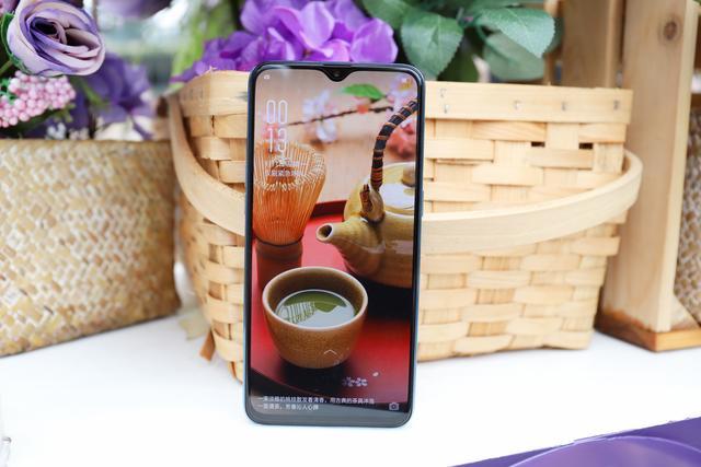 OPPO R15x真机上手:中端机的价格 体验到了旗