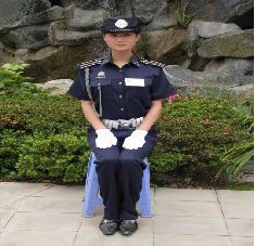 三,坐姿上身正直,头正目平,两眼目视前方,挺胸收腹,腰直肩平,两肩稍向