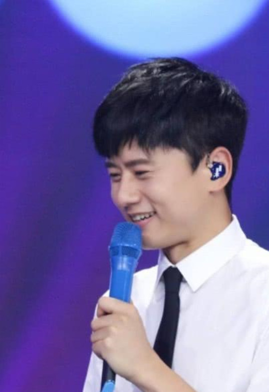 同是四川籍艺人,张杰李易峰早就火了,他却到了30才人气暴涨!