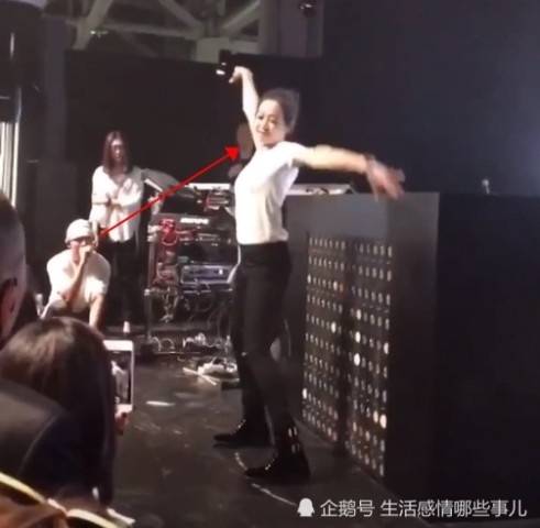 宋茜跳舞陈伟霆全程注视!最后自然的牵手网友