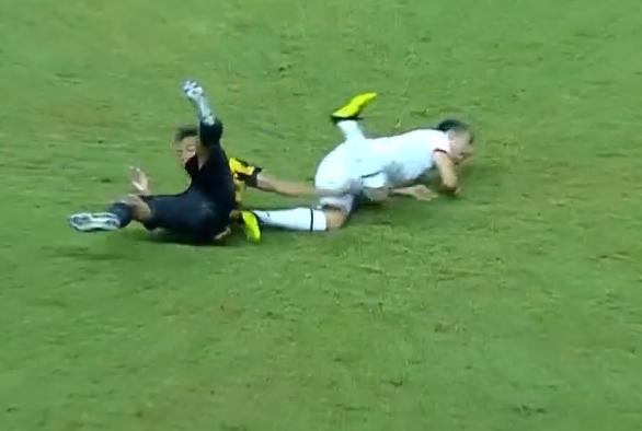 被铲断腿之后,痛苦不已随后,富扎伊洛夫被担架直接抬出场外送上救护车