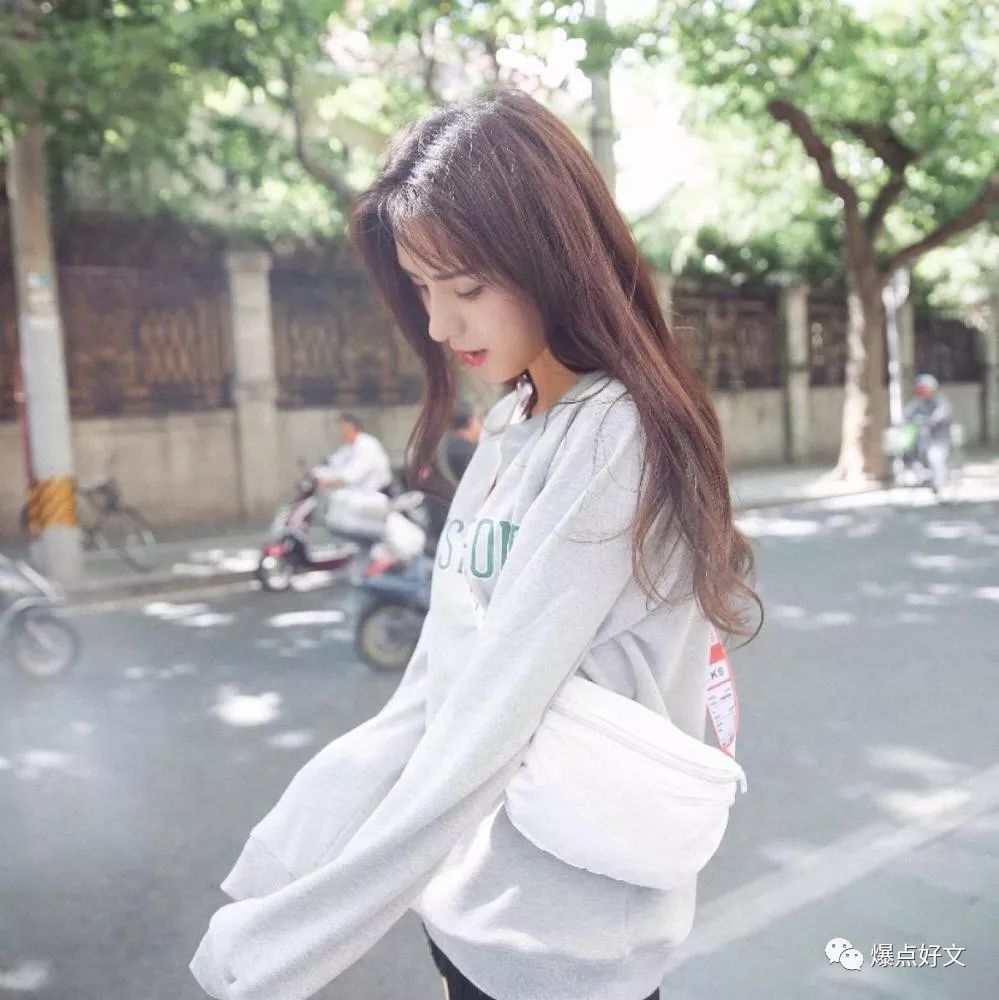 曾经是王思聪网红女友;如今过得风生水起,经常与何炅互动