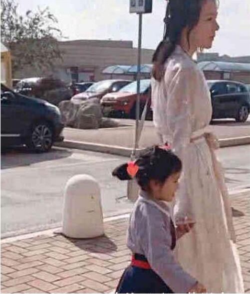 抖音汉服母女走红,看了这一幕,网友:爸爸是不是