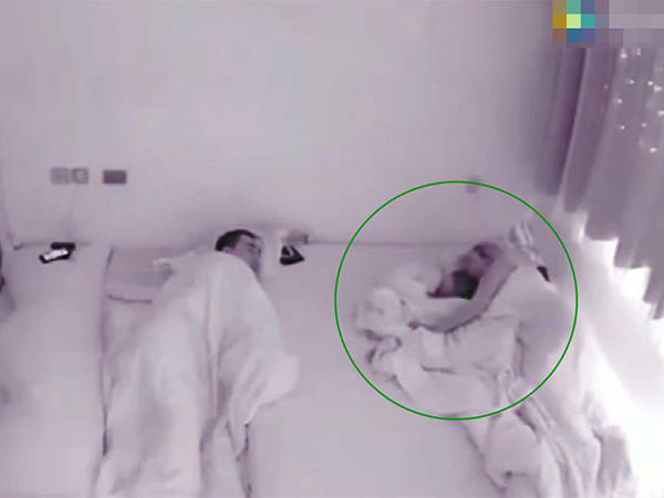 1岁宝宝半夜自己喝奶,喝完哄自己睡觉,网友:宝