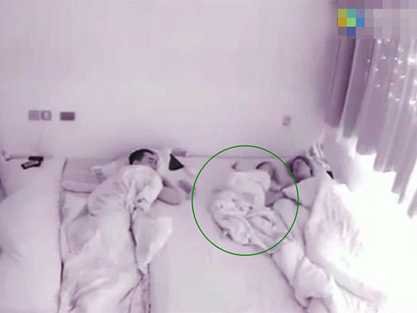 1岁宝宝半夜自己喝奶,喝完哄自己睡觉,网友:宝