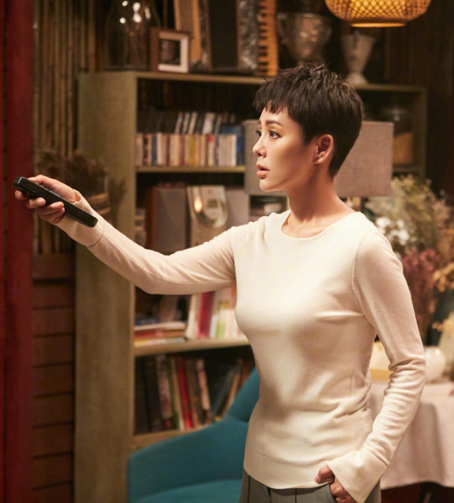 撕人可能没有霍思燕优秀,但气质真的没话说,尤其在剪了一头短发之后