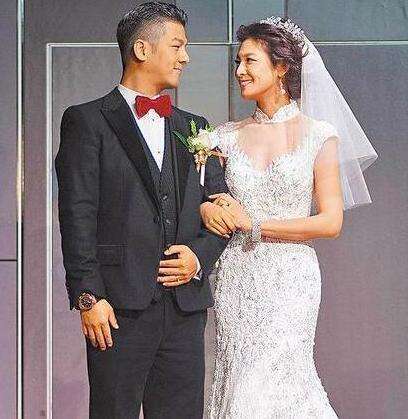 记者也曾拍到,孙志浩,林若亚和梧桐妹去吃餐厅,孙志浩在后面结账