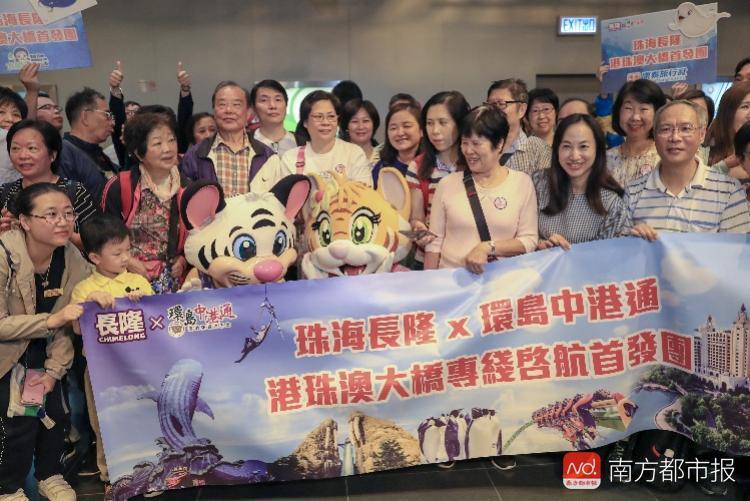 港珠澳大桥开通,70岁的香港婆婆坐轮椅尝鲜