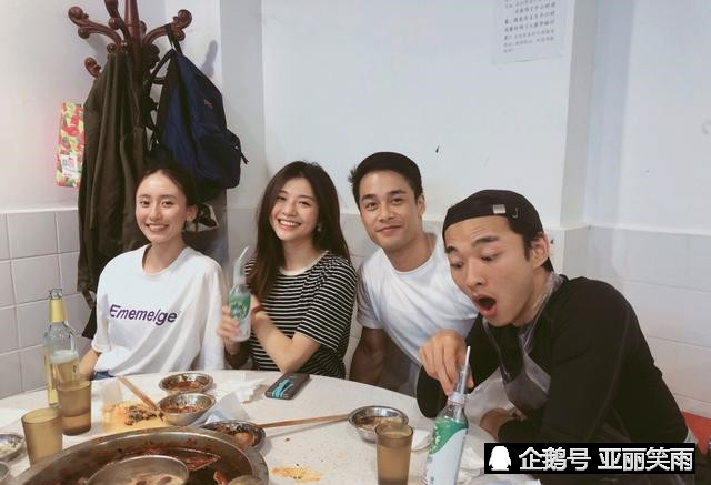 刘泽煊教向天歌踢球,两人互动超甜蜜,奥斯卡的反应让人心疼