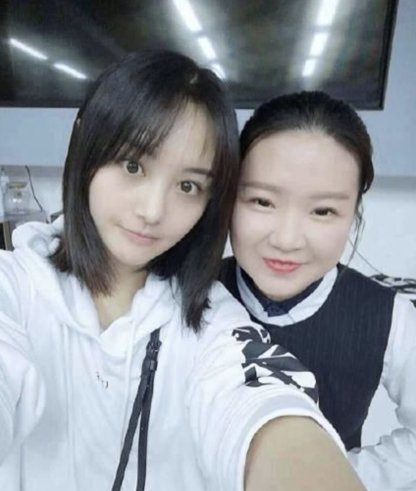 [明星新闻]郑爽素颜朝天大方和粉丝合照,小动作暴露她真不像明星