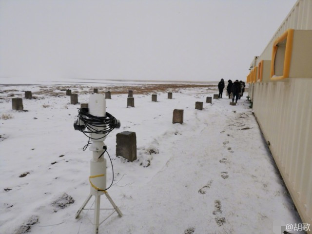 正能量 久未露面的胡歌冰天雪地当志愿者捡垃圾