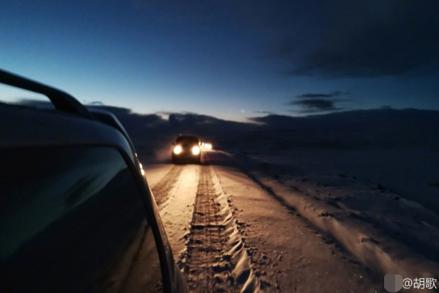 正能量 久未露面的胡歌冰天雪地当志愿者捡垃圾