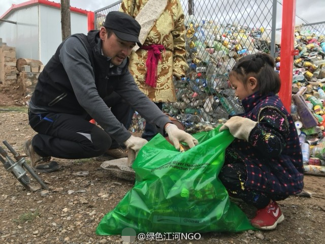 正能量 久未露面的胡歌冰天雪地当志愿者捡垃圾