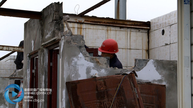 建築均位於合川假日雅苑小區,業主利用小區公共樓頂違法搭建彩鋼棚