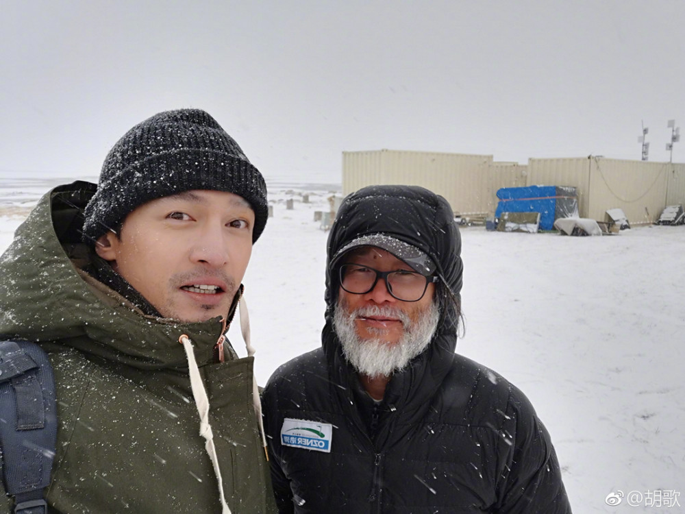 正能量 久未露面的胡歌冰天雪地当志愿者捡垃圾