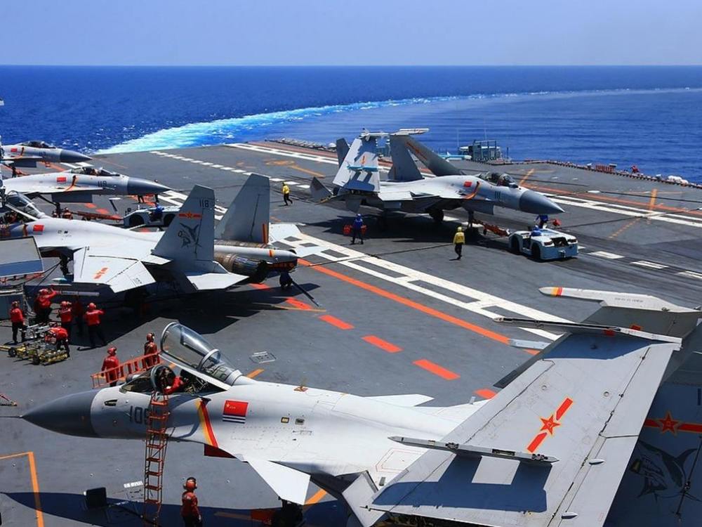 舰载机飞行员是刀尖上的舞者,他们都是怎么选