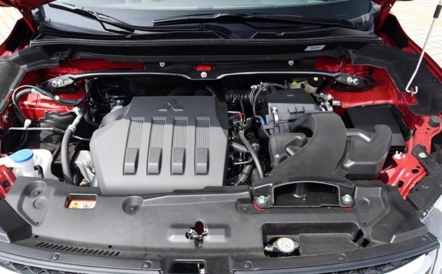 四驱三菱奕歌,超大的全景天窗,配备着2.0t涡轮发动机!