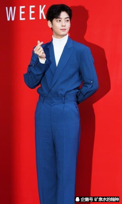 在这次时装周上,脸蛋天才车银优一身蓝色西装亮相,内穿白色高领毛衣