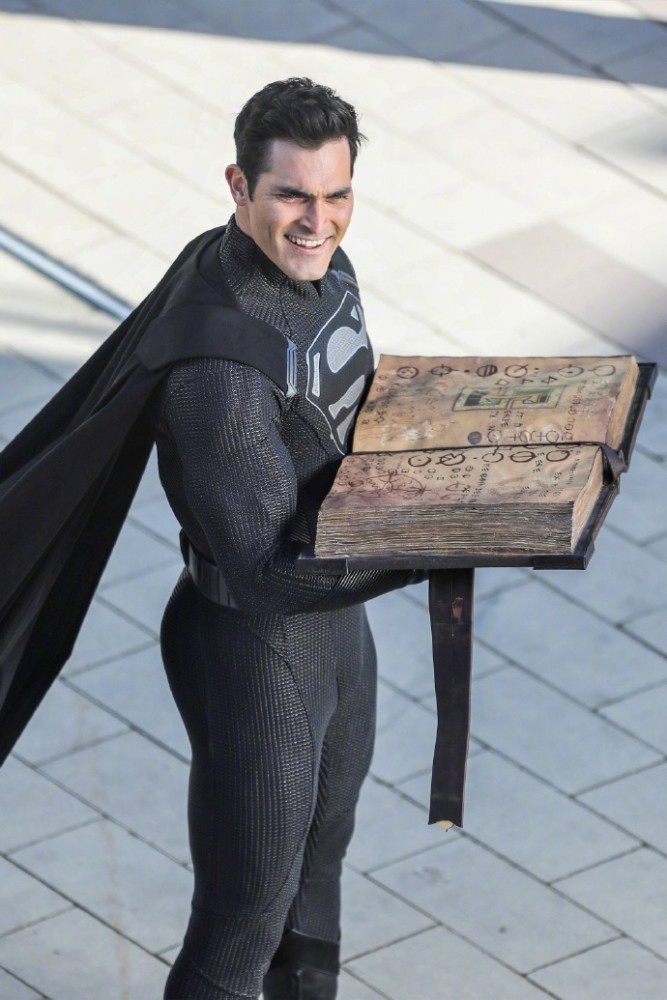 泰勒·霍奇林曾经在《超女》第二季当中以超人的身份登场.