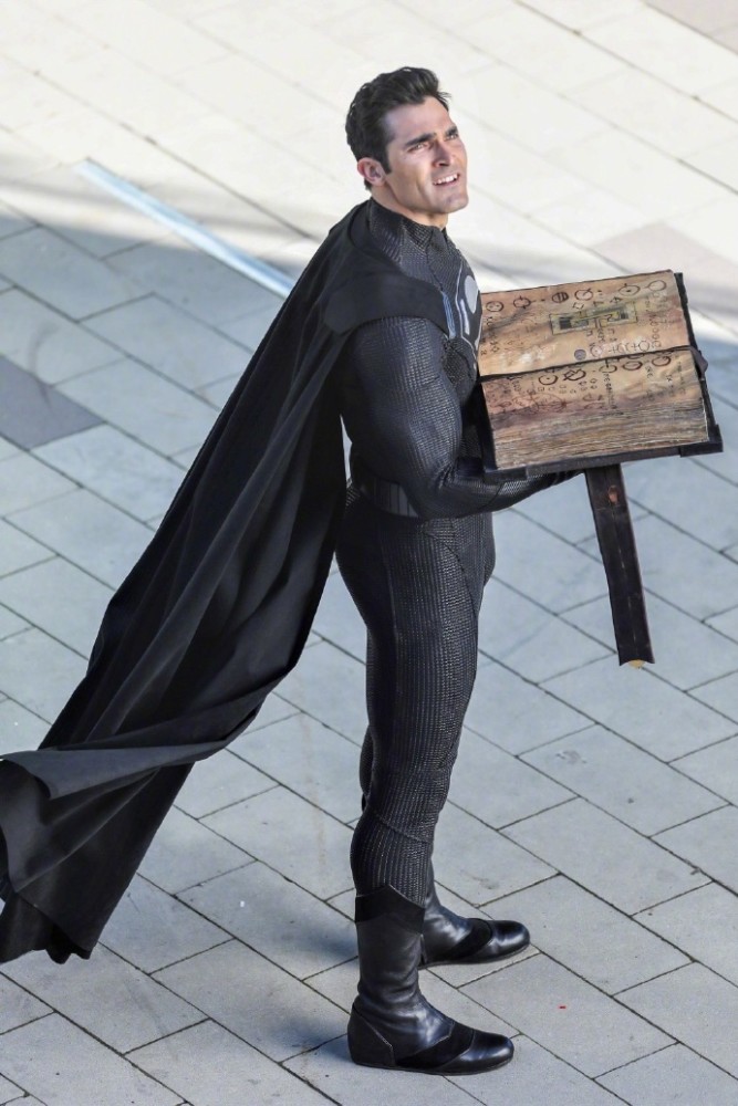 在这次公开的片场照当中,泰勒·霍奇林饰演的超人穿着黑色的制服登场.