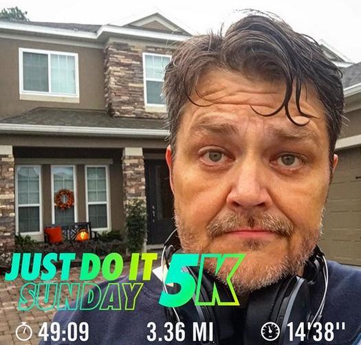 290斤胖大叔每天跑步5公里,坚持1年看效果,朋